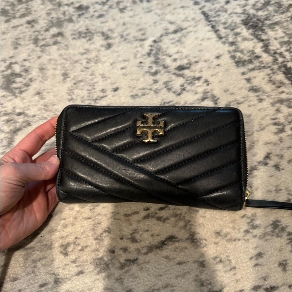 Tory Burch Kira Chevron Zip Continental Leather Wallet - Black.